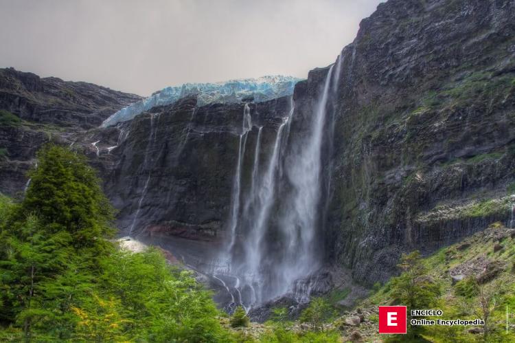 El glaciar Castaño Overo derrama agua y hielo sobre el acantilado del Cerro Tronador, Argentina