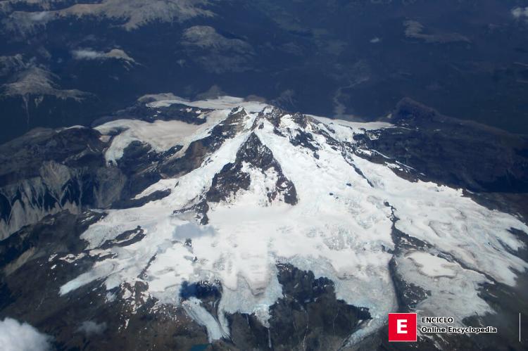 Vista aérea del Cerro Tronador, frontera de Argentina y Chile