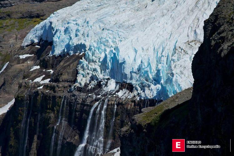 El glaciar Casaño Overa se derrama sobre los acantilados del Cerro Tronador, Argentina