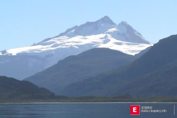 Cerro Tronador desde el lago Mascardi, Argentina