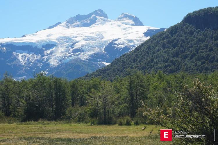 Vista del Cerro Tronador desde Pampa Linda, Parque Nacional Nahuel Huapi, Argentina