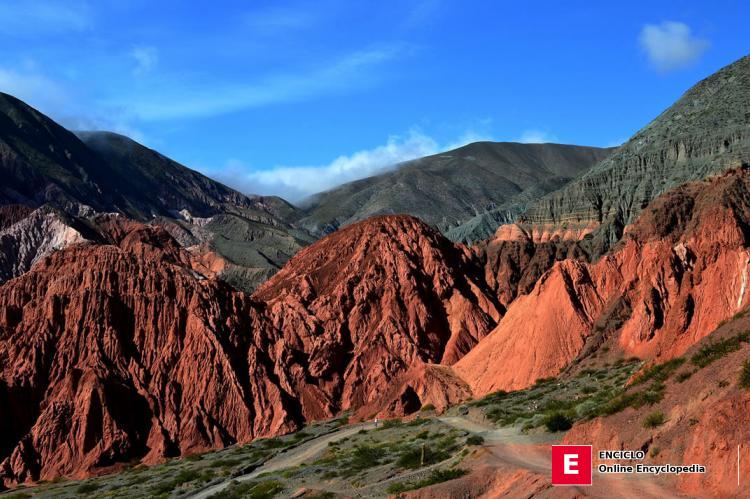 Quebrada de Humahuaca, Purmamarca, Argentina por Sebastián Criado (CC BY-NC-SA 2.0) https://www.flickr.com/photos/criadoindomable/12681509534 Quebrada de Humahuaca, Purmamarca, Argentina