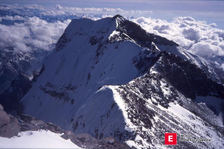 Cumbre sur del Aconcagua con cara sur, Argentina