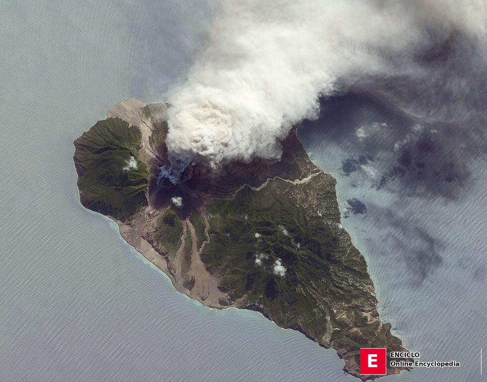 Volcán Soufrière Hills - fotografía de la NASA: la Estación Espacial Internacional (ISS) captura una columna de ceniza y vapor de color blanco a gris que se extiende hacia el oeste desde el volcán, 2009