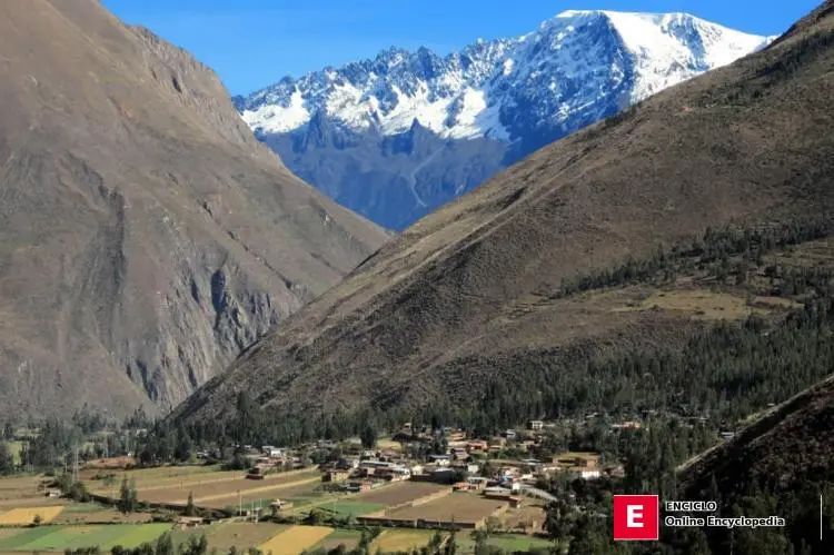 Las nieves eternas de los Andes se elevan sobre el Valle Sagrado cerca de Ollantaytambo, Perú.