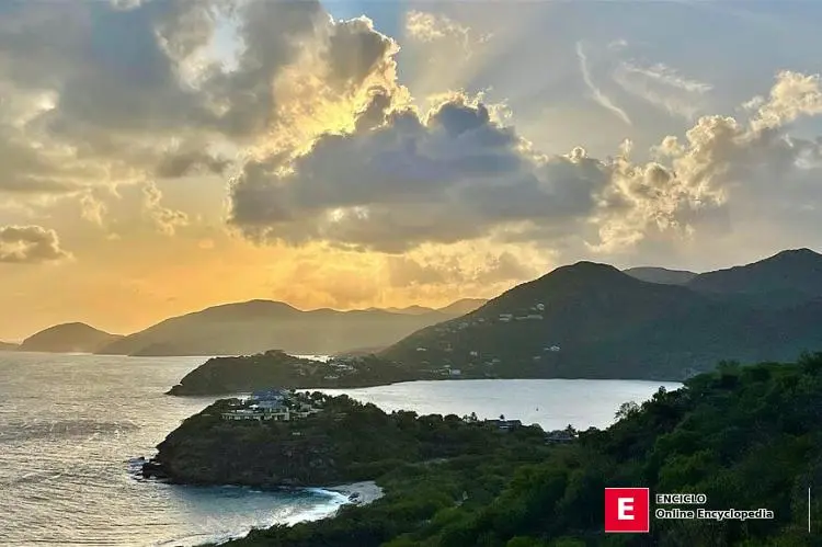 Antigua y Barbuda, puesta de sol sobre la costa sur