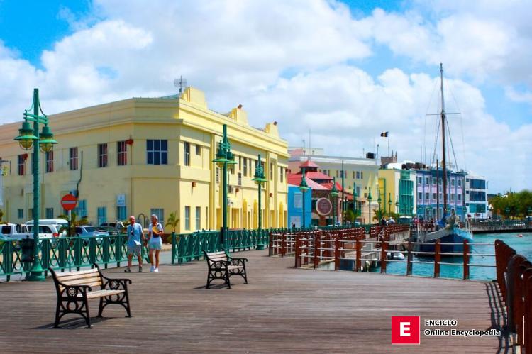 Edificios coloridos frente al mar, Bridgetown, Barbados