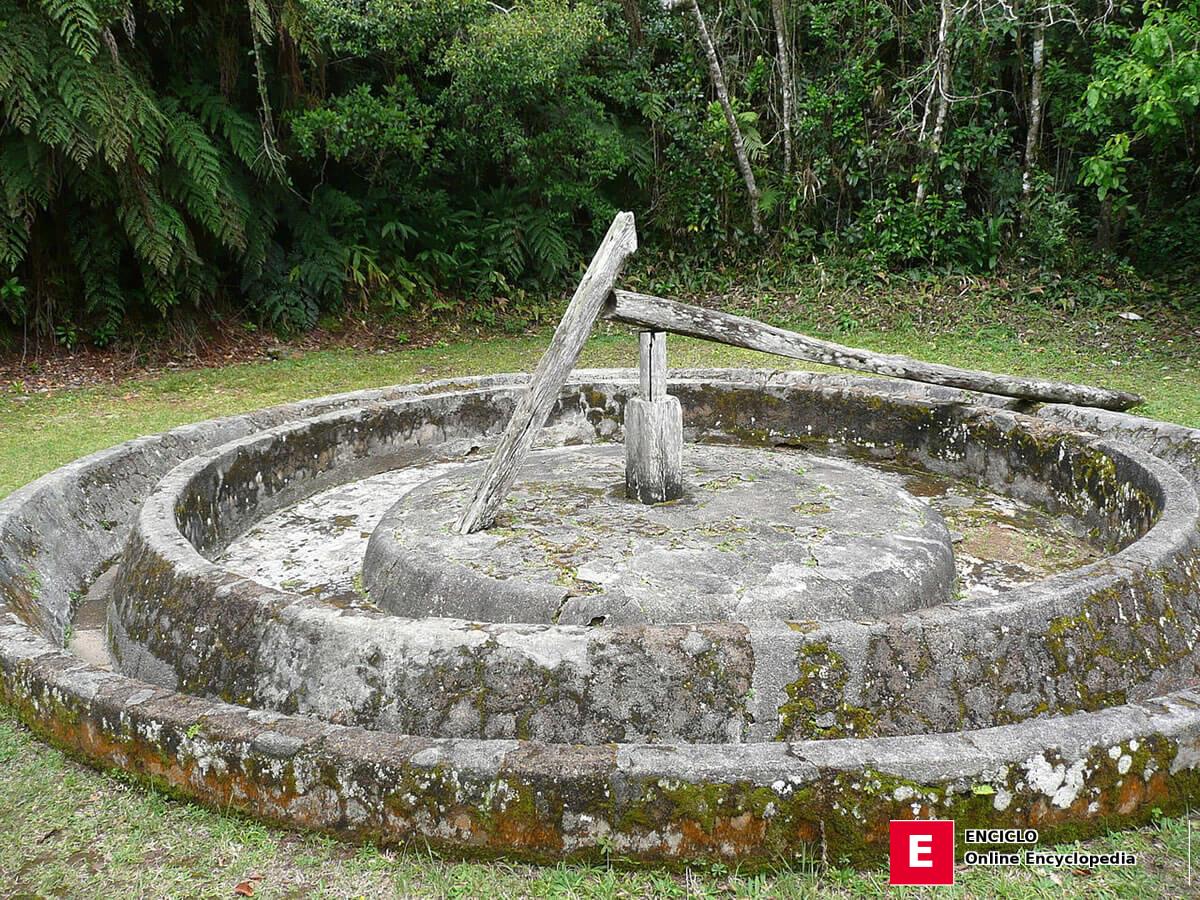 Molino de pilar en la histórica plantación de café Cafetal Isabelica