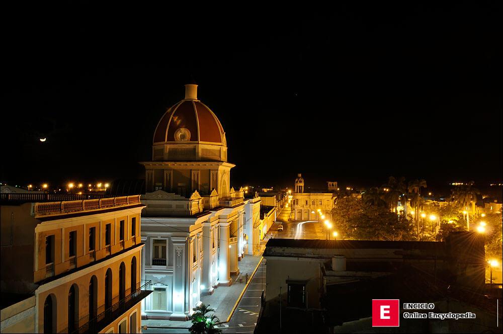 Parque José Martí de noche, Cienfuegos, Cuba