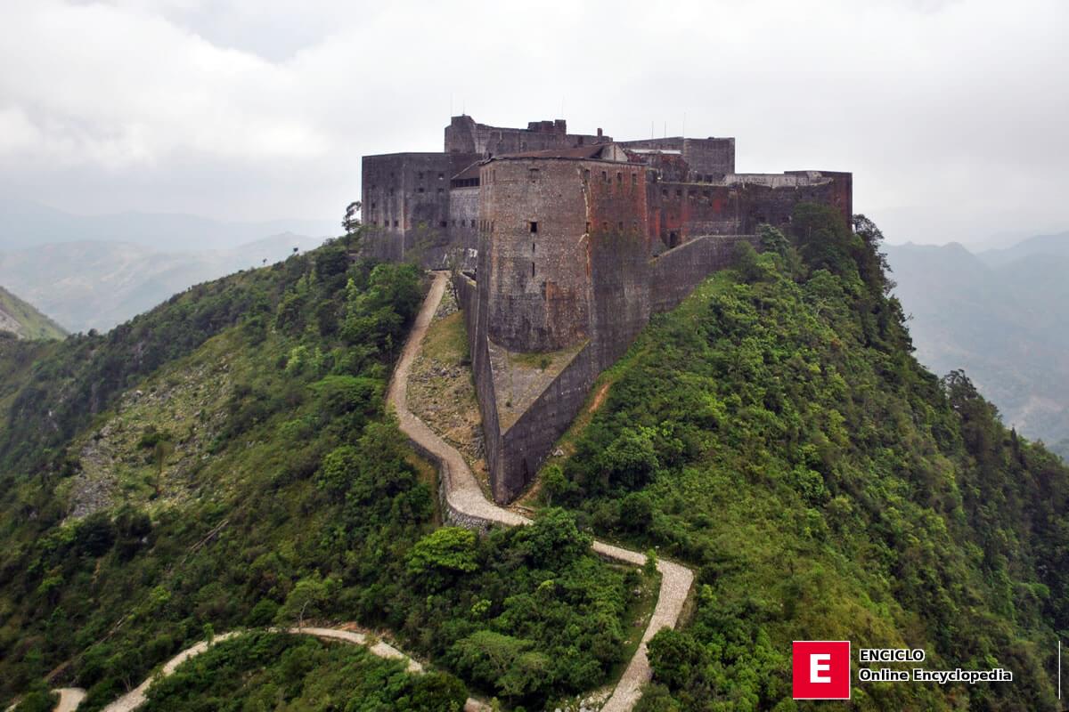 Vista aérea de la Ciudadela Laferrière (Haití) desde un UH-60 Blackhawk del Ejército durante la operación Respuesta Unificada