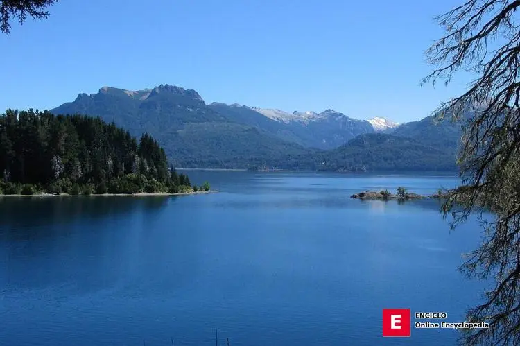 Vista de Isla Victoria, Lago Nahuel Huapi (Argentina) - ramonbaile, CC BY-SA 2.0, vía Wikimedia Commons Vista de Isla Victoria, Lago Nahuel Huapi (Argentina)