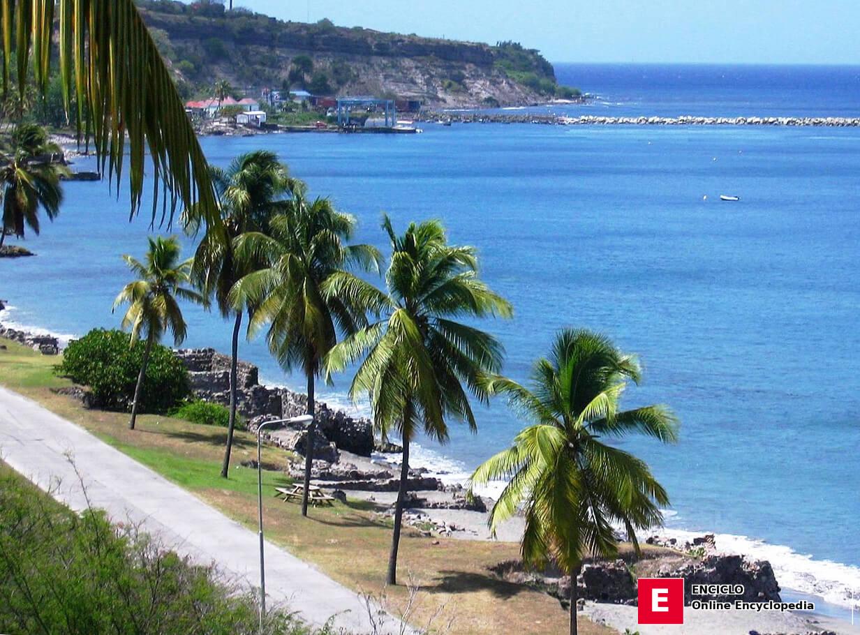 Ruinas de almacenes del siglo XVIII en la playa de la Ciudad Baja, San Eustaquio (Caribe Neerlandés)