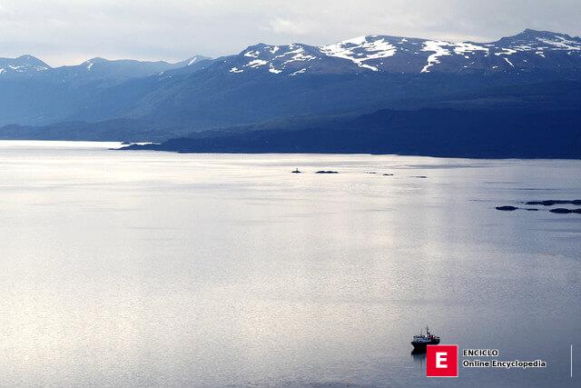 Mar en calma, Canal Beagle, Tierra del Fuego, Argentina