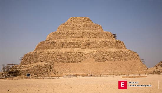 La Pirámide Escalonada de Saqqara (Zoser y el genio de Imhotep)
