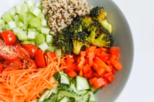 Las frutas se comen por separado, entre las comidas.