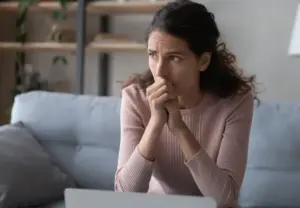 persona que sufre un ataque de ansiedad